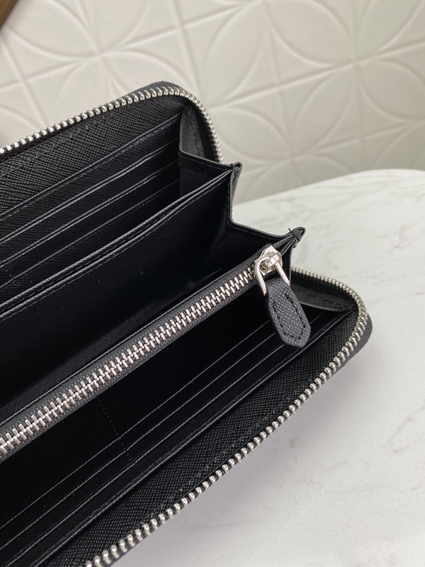 プラダ財布コピー着用イメージ